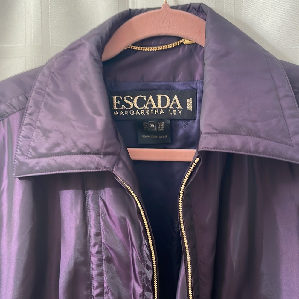 Escada - Picture 2 of 9